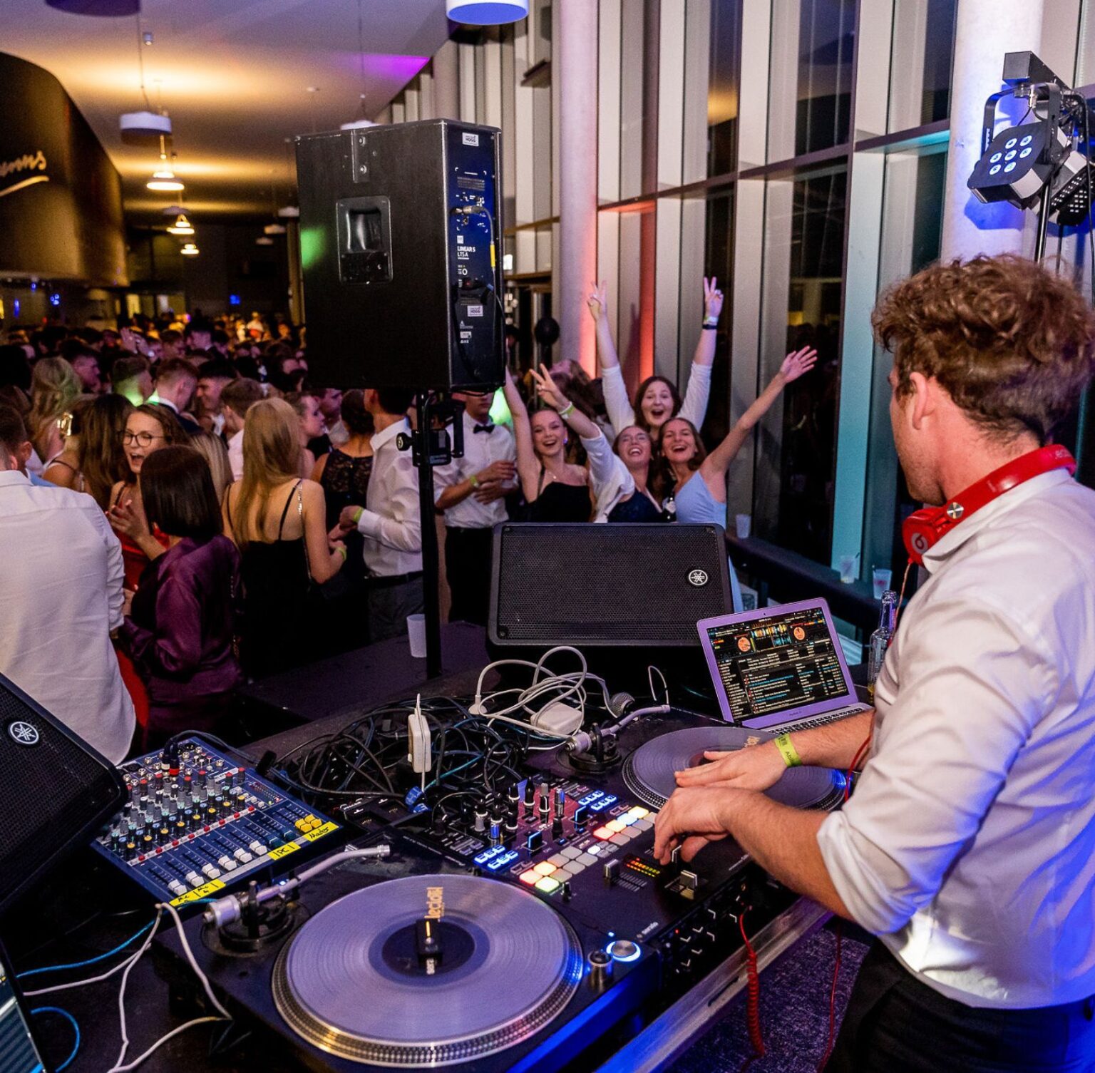 DJ DEAN legt auf einer Firmenfeier auf und sorgt für professionelle musikalische Begleitung bei Corporate Events, Gala, Messe und Business Veranstaltung mit begeisterten Gästen auf der Tanzfläche