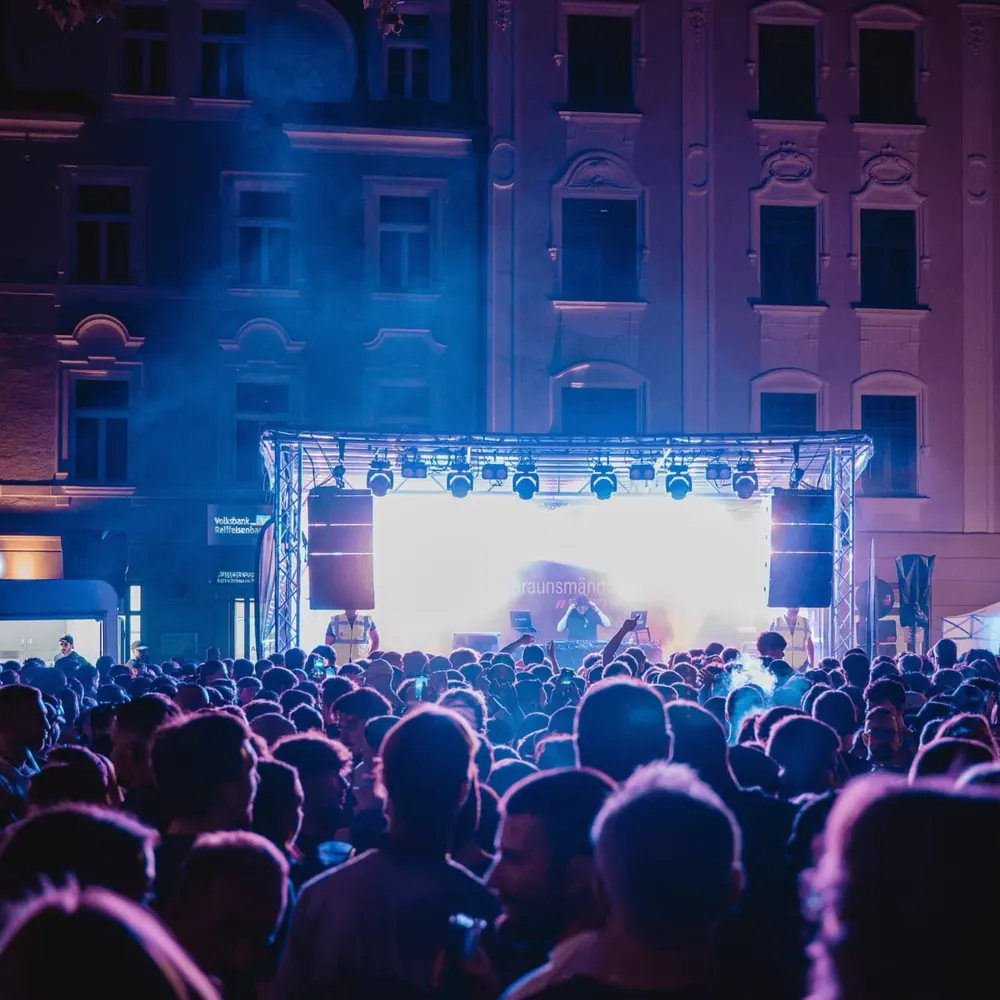 DJ DEAN auf einer Festivalbühne