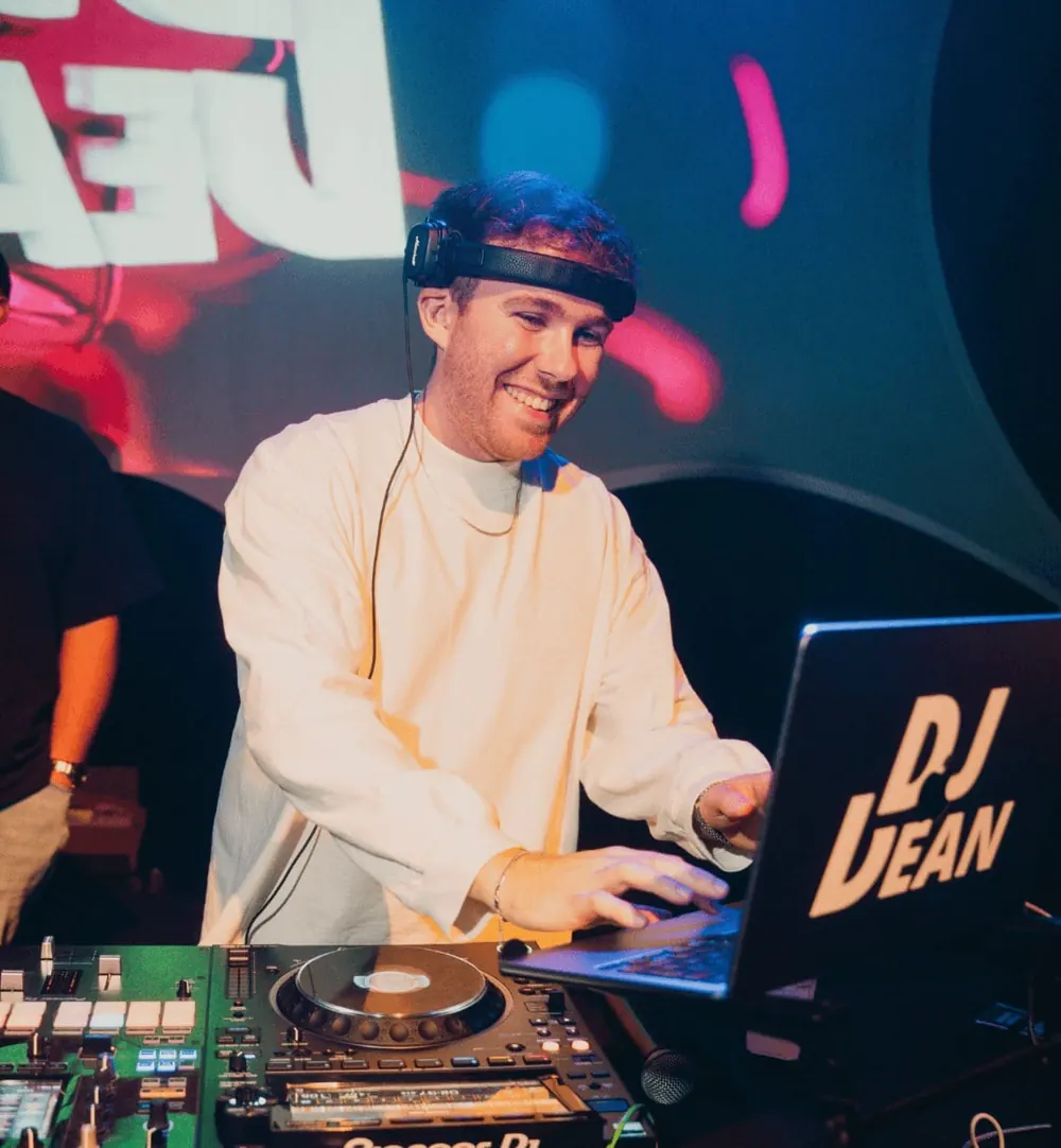 DJ DEAN, Hochzeits- und Event-DJ aus Ingolstadt, am DJ-Pult