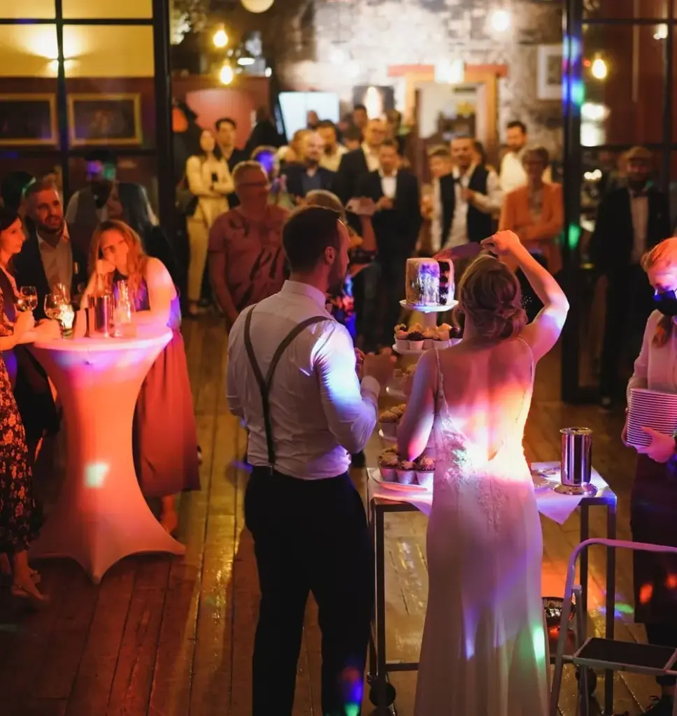 Hochzeitspaar beim Tortenanschnitt, Musik von DJ DEAN